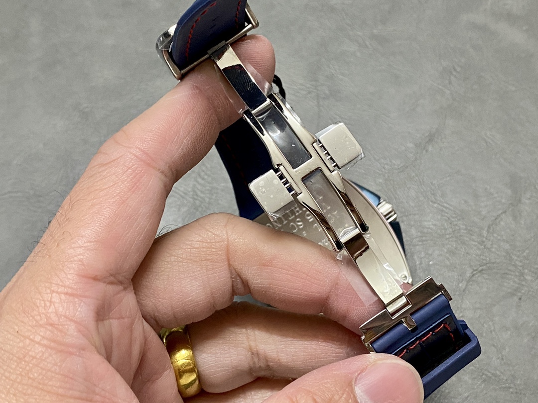 全新 V45 遊艇新款原版復刻鋼帶全新款 
ABF 法蘭克穆勒 最新款獨家定製版 Vanguard腕表 V45 CRAZY HOUR 瘋狂時間系列 比特幣特別限量版 
打破常規 將12個Art Deco式的阿拉伯數字整齊排列 定製版CZ02自動機械機芯 加裝了原先沒有的大秒針 行雲流水 更具時鐘特色 100%原版視覺效果 高級批花時針相隔4個小時 按時間順序跳躍 
原版開模1:1高端定制 三明治表殼結構 配件可以與原版通用 表殼尺寸 44*53.7mm 錶盤和皇冠使這款腕表的運動優雅和獨特美感得到了最終