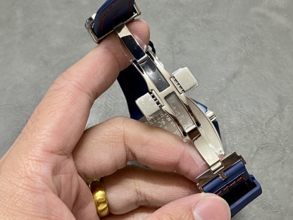 全新 V45 遊艇新款原版復刻鋼帶全新款 
ABF 法蘭克穆勒 最新款獨家定製版 Vanguard腕表 V45 CRAZY HOUR 瘋狂時間系列 比特幣特別限量版 
打破常規 將12個Art Deco式的阿拉伯數字整齊排列 定製版CZ02自動機械機芯 加裝了原先沒有的大秒針 行雲流水 更具時鐘特色 100%原版視覺效果 高級批花時針相隔4個小時 按時間順序跳躍 
原版開模1:1高端定制 三明治表殼結構 配件可以與原版通用 表殼尺寸 44*53.7mm 錶盤和皇冠使這款腕表的運動優雅和獨特美感得到了最終