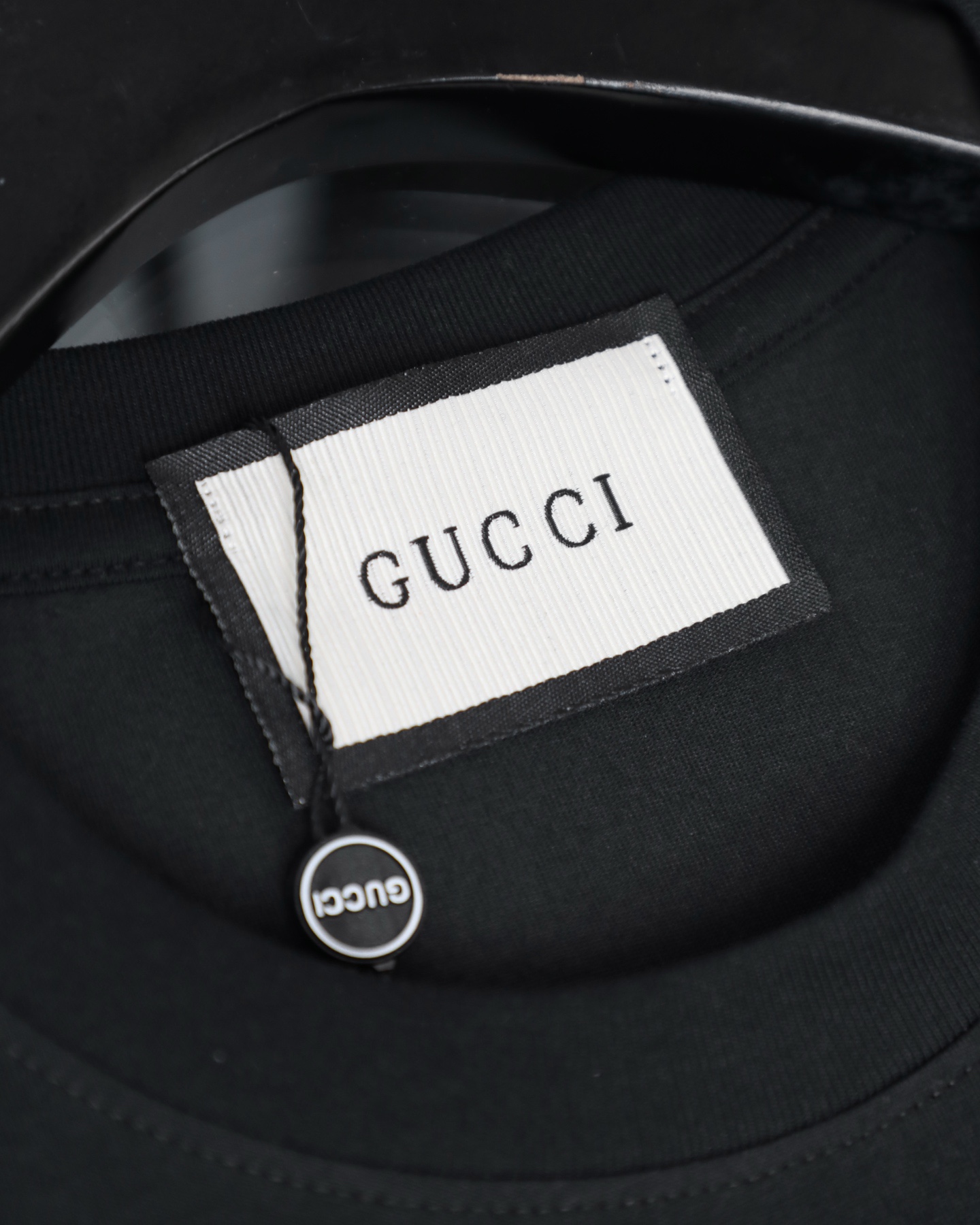 GUCCI/古馳  2026新款短袖卡通系列馬年限定小馬印花T恤男女同款

    這款可愛風格的短袖T恤，採用重磅純棉材質，印花是水印透氣性極佳，讓你在炎炎夏日也能保持清爽。
    螺紋領口定制1比1螺紋，二本針雙縫線，不縮水不變形，甄選好棉，成就了軟糯細膩的膚感質感出色，讓你在脫穎而出，還持久耐穿整體是簡約精緻的款式，經過無數次調配的版型上身更顯時筆風度，潮流感拉滿顯瘦“小心機”，落肩設計修飾肩膀厚度，活力滿滿
顏色：  黑色    白色
尺碼：M~2X
尺碼表：圖9