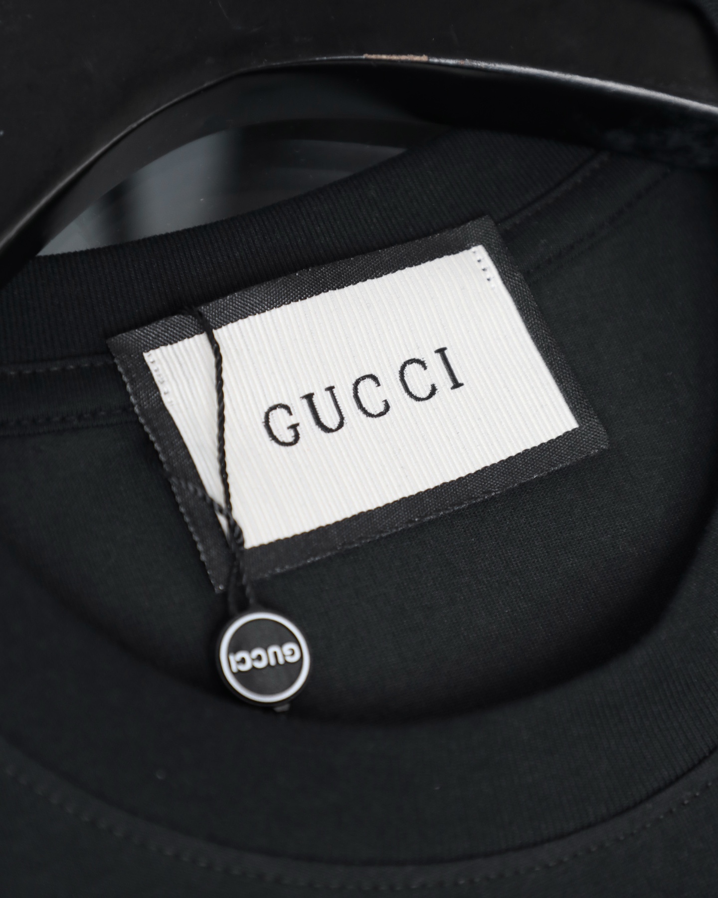GUCCI/古馳  2026新款短袖卡通系列馬年限定小馬印花T恤男女同款

    這款可愛風格的短袖T恤，採用重磅純棉材質，印花是水印透氣性極佳，讓你在炎炎夏日也能保持清爽。
    螺紋領口定制1比1螺紋，二本針雙縫線，不縮水不變形，甄選好棉，成就了軟糯細膩的膚感質感出色，讓你在脫穎而出，還持久耐穿整體是簡約精緻的款式，經過無數次調配的版型上身更顯時筆風度，潮流感拉滿顯瘦“小心機”，落肩設計修飾肩膀厚度，活力滿滿
顏色：  黑色    白色
尺碼：M~2X
尺碼表：圖9