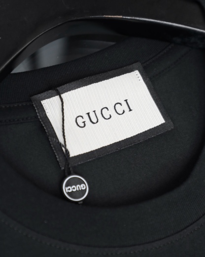 GUCCI/古馳  2026新款短袖卡通系列馬年限定小馬印花T恤男女同款

    這款可愛風格的短袖T恤，採用重磅純棉材質，印花是水印透氣性極佳，讓你在炎炎夏日也能保持清爽。
    螺紋領口定制1比1螺紋，二本針雙縫線，不縮水不變形，甄選好棉，成就了軟糯細膩的膚感質感出色，讓你在脫穎而出，還持久耐穿整體是簡約精緻的款式，經過無數次調配的版型上身更顯時筆風度，潮流感拉滿顯瘦“小心機”，落肩設計修飾肩膀厚度，活力滿滿
顏色：  黑色    白色
尺碼：M~2X
尺碼表：圖9