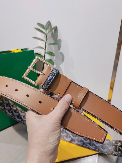 
Goyard(戈雅)腰帶源於法國奢侈品牌，設計風格簡約低調，腰帶身有標誌性帆布搭配進口頭層牛皮，腰帶扣採用簡約精品鋼扣，延續品牌的低調奢華，帶身寬度3.8CM，適用商務休閒日常佩戴。
