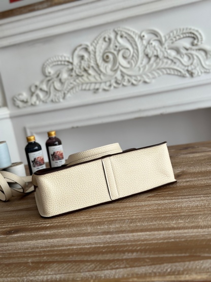 馬蹄包  半手工蠟線	Halzan	
 能滿足各種背法的!!
①手拎包②斜挎包③單肩包④手拿包
togo皮、五金細緻到油邊 無處不精緻√ 
尺寸：25cm