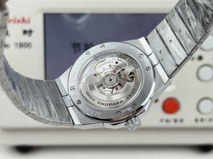 GH—Factory 獨家力作👍
蕭邦AlpineEagle雪山傲翼系列
🌈彩T鑽🌟變色龍🦎滿天星✨限量款及隱藏款首推
如炬目光，比擬暗夜星芒⛰️於山川湖海間🌊洞見紳士願景與磅礡未來👔
尺寸：原裝一致41mmX9.7mm
機芯：9015改Chopard 01.01-c
錶鏈：獨家原版開模金磚型鏈節一體式錶鏈
岩石紋錶盤，鍍銠羅馬數字，時針及分針時標均覆以Super-LumiNova® X1級螢光塗層
致獻當代“雄鷹”，志存高遠之人在日常生活中超邁群倫，其視野啓迪人心、昇華情志。憑借遠見和決心，