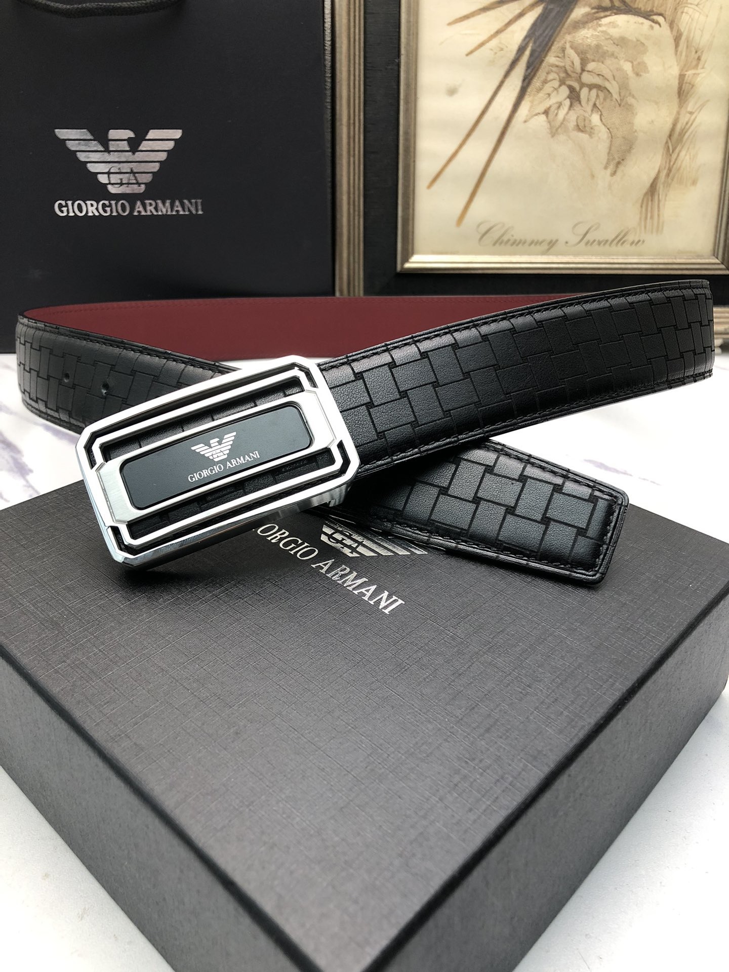 阿曼妮：原單頭層小牛皮燙印花紋，內襯頭層牛皮底，營造織紋外觀。飾以標誌原單扣。專櫃寬度4.0