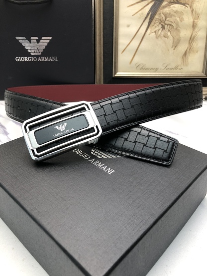 阿曼妮：原單頭層小牛皮燙印花紋，內襯頭層牛皮底，營造織紋外觀。飾以標誌原單扣。專櫃寬度4.0