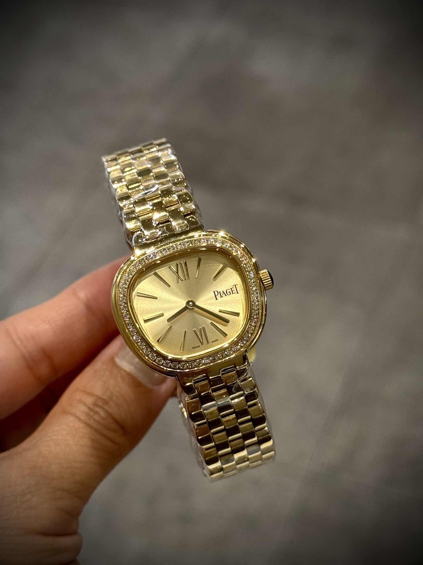 A8 factory•伯爵全新腕表 ﻿ #PiagetSixtie鎏金悅影系列 ﻿ 在瑞士鐘錶展「鐘錶與奇跡」閃亮登場！這款腕表游走於非凡制表工藝與黃金工藝之間，簡直是時尚與藝術的完美結合。Sixtie腕表採用獨特的梯形設計，重新詮釋1960年代末大膽華麗的風格，展現出獨特的魅力與優雅。
✨Sixtie系列腕表
✨直徑29毫米,
✨CNC數控雕刻精鋼梯形表殼
✨專櫃同步超薄厚度僅僅7mm
✨銀色太陽緞面打磨錶盤
✨316L精鋼錶鏈,搭載伯爵進口石英機芯  
認准A8出品！必屬精品！大廠品質！歡迎轉載！