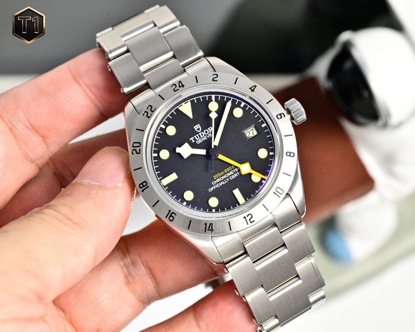 V2新品—TD帝舵碧灣專業型79470—以時光為翼，赴天地之約。
1)正品開模的39MM精鋼表殼兼具磨光和磨砂質感，鉚釘精鋼錶帶復刻1950年經典設計，T-fit快速調節帶扣可無工具微調8毫米長度，承載著專業功能的同時，延續著碧灣系列的經典輪廓，而恰到好處的尺寸適配多數手腕。
2)蛋白色或啞光黑色盤面各有風情，一體成型的立體陶瓷時標填充Super-LumiNova®夜光物料，搭配帝舵標誌性的黃色“雪花”指針，稜角分明的設計既是1969年經典元素的傳承，也讓讀時清晰直觀.磨砂鋼質24小時固定外圈質感溫潤