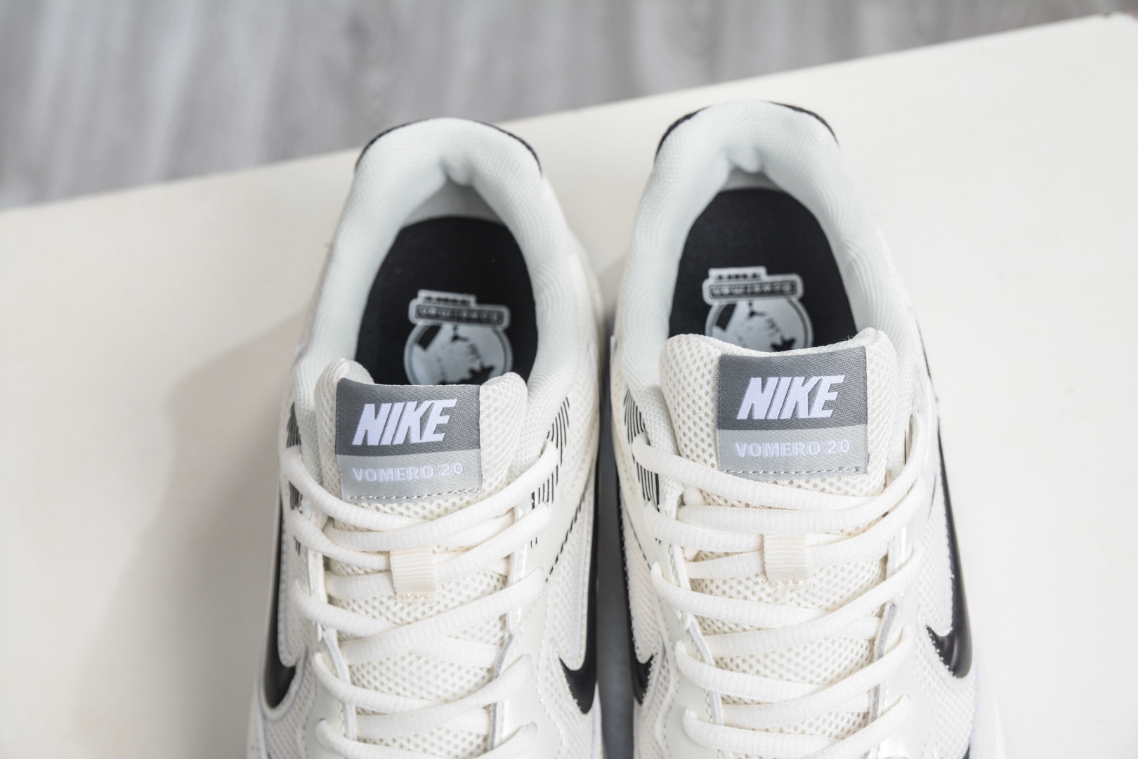 NK Air Zoom Vomero 20 經典復古潮流運動跑鞋 
貨號：HQ3686 001
SIZE：36 36.5 37.5 38 38.5 39 40 40.5 41 42 42.5 43 44 45