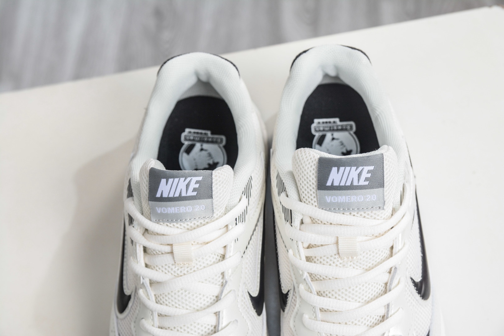 NK Air Zoom Vomero 20 經典復古潮流運動跑鞋 
貨號：HQ3686 001
SIZE：36 36.5 37.5 38 38.5 39 40 40.5 41 42 42.5 43 44 45