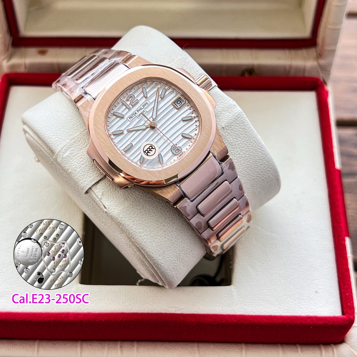 RRR廠聯合瑞士設計師耗時兩年，重金打造天花板PP鸚鵡螺7010系列！原版起模還原數據，達到1：1精細對版。
亮點1️⃣
秒殺市面絕大多數石英女表，搭載🫱🏻🫱🏻（瑞士原裝Cal.E 23-250SC機芯）🫲🏻🫲🏻絕無僅有！0誤差0故障。
亮點2️⃣
字面採用瑞士鋁酸鍶鹽（無放射性）夜光塗層工藝，結合光學塗層增強吸光效率，延長余暉時間，還原原版姿態，讓佩戴者在夜晚更顯靚麗。
亮點3️⃣
原版尺寸：32mm直徑，6.9mm厚度。此款鸚鵡螺女款不僅擁有優雅運動風格，還增加了幾分柔美