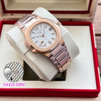 RRR廠聯合瑞士設計師耗時兩年，重金打造天花板PP鸚鵡螺7010系列！原版起模還原數據，達到1：1精細對版。
亮點1️⃣
秒殺市面絕大多數石英女表，搭載🫱🏻🫱🏻（瑞士原裝Cal.E 23-250SC機芯）🫲🏻🫲🏻絕無僅有！0誤差0故障。
亮點2️⃣
字面採用瑞士鋁酸鍶鹽（無放射性）夜光塗層工藝，結合光學塗層增強吸光效率，延長余暉時間，還原原版姿態，讓佩戴者在夜晚更顯靚麗。
亮點3️⃣
原版尺寸：32mm直徑，6.9mm厚度。此款鸚鵡螺女款不僅擁有優雅運動風格，還增加了幾分柔美