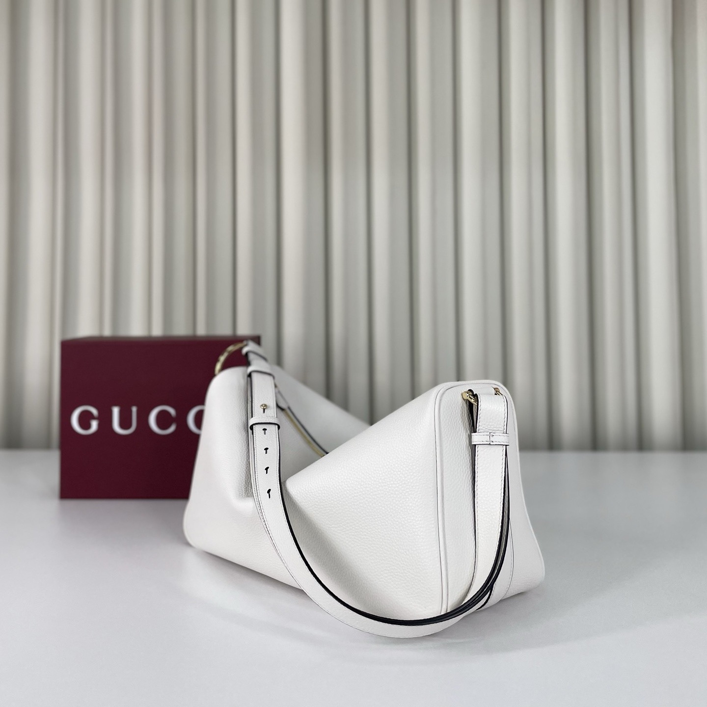 Gucci Half Horsebit系列大號肩背包，煥新呈現，以現代風格煥新演繹品牌最具標誌性的元素之一。該系列巧妙融蘊休閒廓形與標誌性的半馬銜扣配件，這也是其名稱的由來。內部：一個開口袋，可調節牛皮革肩帶，款號862530  尺寸38X20X15