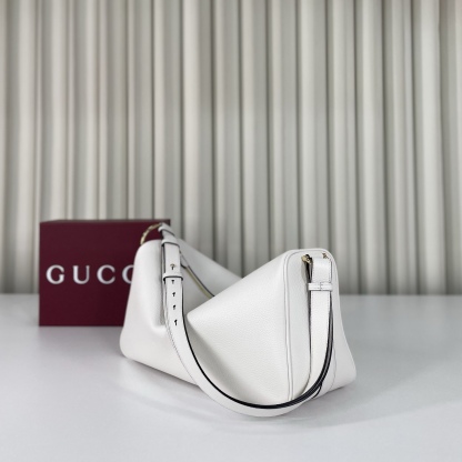 Gucci Half Horsebit系列大號肩背包，煥新呈現，以現代風格煥新演繹品牌最具標誌性的元素之一。該系列巧妙融蘊休閒廓形與標誌性的半馬銜扣配件，這也是其名稱的由來。內部：一個開口袋，可調節牛皮革肩帶，款號862530  尺寸38X20X15