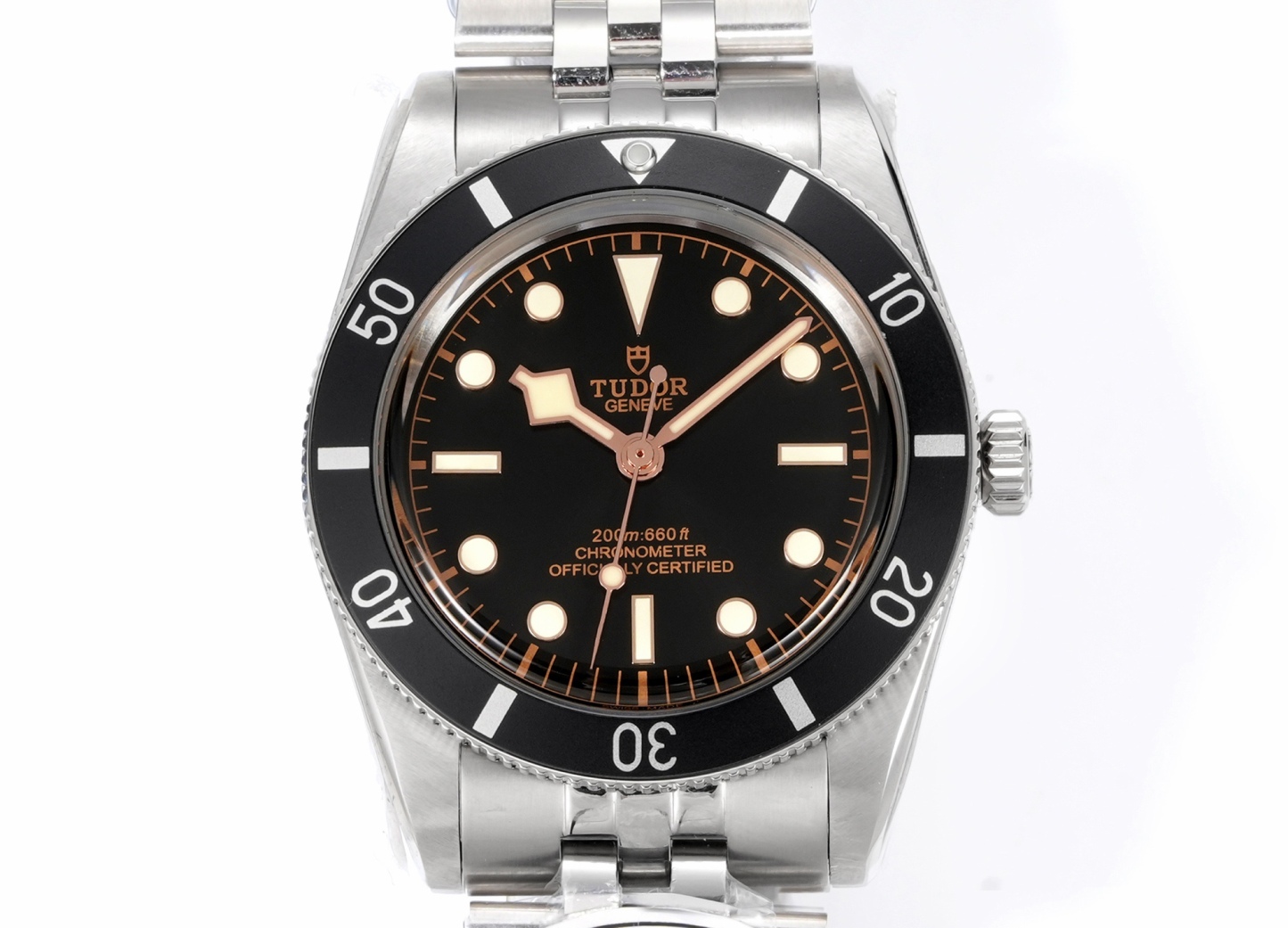 DIF 最強副本 
DIF隆重推出帝舵碧灣54型M79000N腕表，
37mm表殼貼合手腕，佩戴舒適，啞光錶盤簡約大氣，質感細膩，無日曆設計化繁為簡，回歸純粹讀時體驗，以純粹精神和現代表達方式，向1954年問世的品牌首款潛水表-7922型獻上最真誠的敬意！
DIF匠工精神 整表配備導角精磨不拉手 注重細節 質感無敵 搭載丹東定制一檔機芯 日誤差僅3-5秒幾乎0反修 超穩定！
錶帶均為CNC通體成型拉絲工藝錶帶 非小廠組裝片！配備帝舵表“T-fit”表扣 可滑軌微調
超強瑞士夜光刻度 盤面字體油壓立体