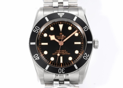 DIF 最強副本 
DIF隆重推出帝舵碧灣54型M79000N腕表，
37mm表殼貼合手腕，佩戴舒適，啞光錶盤簡約大氣，質感細膩，無日曆設計化繁為簡，回歸純粹讀時體驗，以純粹精神和現代表達方式，向1954年問世的品牌首款潛水表-7922型獻上最真誠的敬意！
DIF匠工精神 整表配備導角精磨不拉手 注重細節 質感無敵 搭載丹東定制一檔機芯 日誤差僅3-5秒幾乎0反修 超穩定！
錶帶均為CNC通體成型拉絲工藝錶帶 非小廠組裝片！配備帝舵表“T-fit”表扣 可滑軌微調
超強瑞士夜光刻度 盤面字體油壓立体