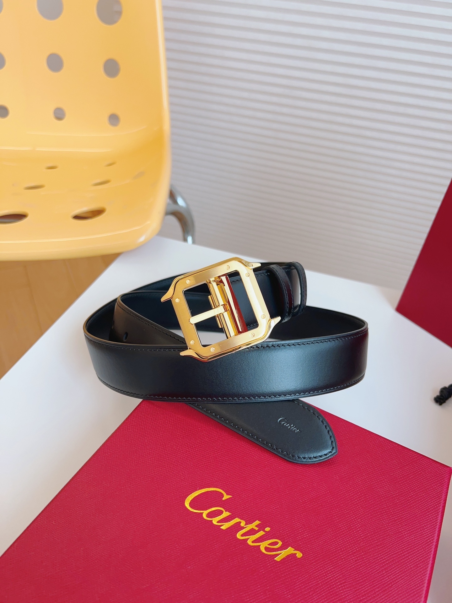 
Cartier（卡地亞）憑借匠心傑作展現與眾不同的美感，融合精湛工藝與經典設計，演繹雋永風格；瀟灑不羈，果敢獨立！此款式易搭配服飾；休閒正裝兩相宜。皮帶寬度：35mm