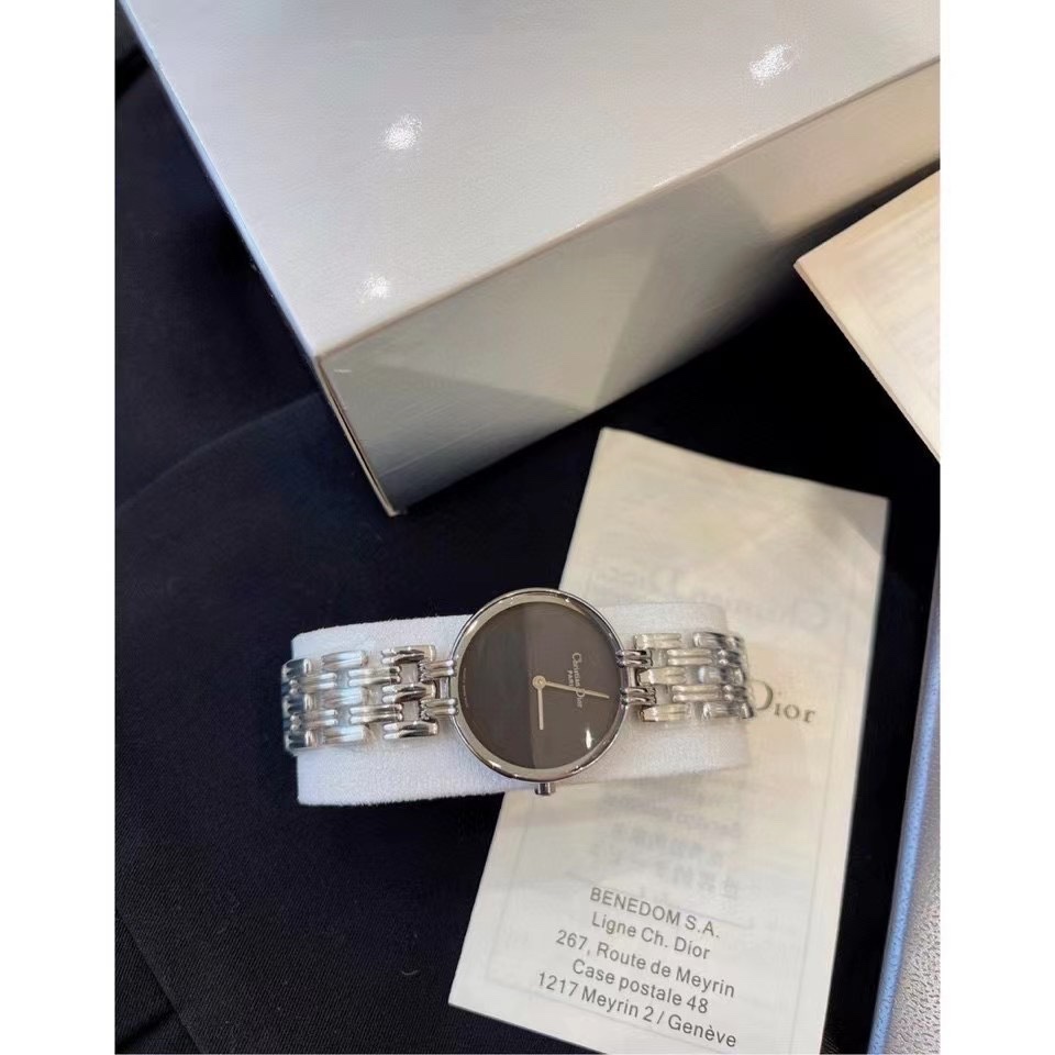 Dior vintage中古腕表
❣️原單 復古的魅力，絕對的經典！
❗️原包裝盒➕全套說明書/卡片
‼️2.6cm錶盤，完美尺寸，適合女性化的搭配風格～
無邊表鏡設計，錶盤纖薄有弧度，最具價值與收藏的中古.