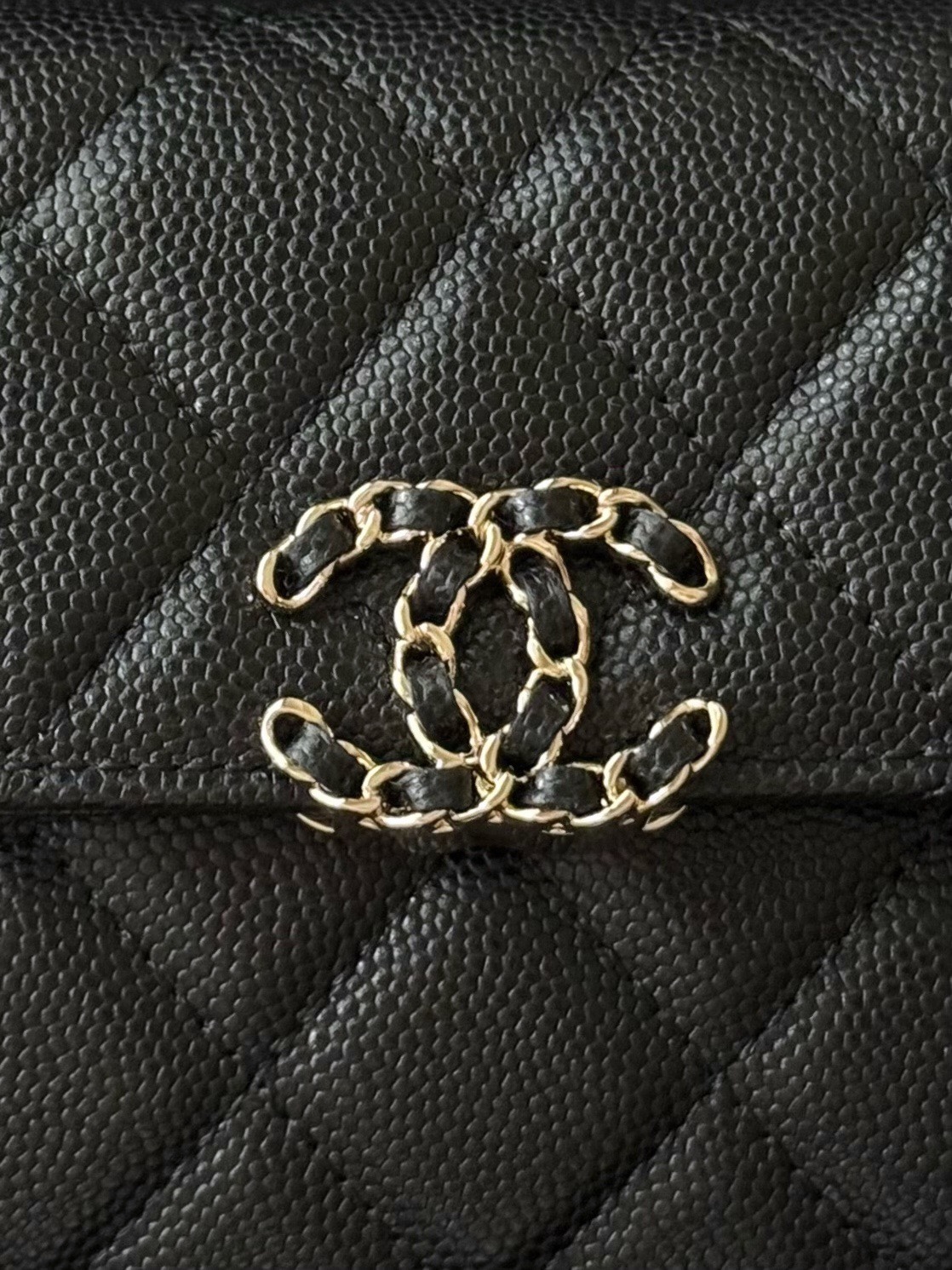 Chanel 25S 新款本季 最火的小球牛皮Kelly 手柄包
這顆絕對是黑馬
第一眼看到就深深愛上💕
顏值不必說 直接閉眼入不會錯
很好打理 也是百搭型
實現了單背斜挎腋下背手拎的效果📷
簡直就是福音〰️
很精緻 值得珍藏🔝

五金：全鋼18K淺金
皮料：獨家Haas小牛皮
尺寸：𝟏8*𝟏0*4.𝟓 𝚌𝚖
型號：AS3238