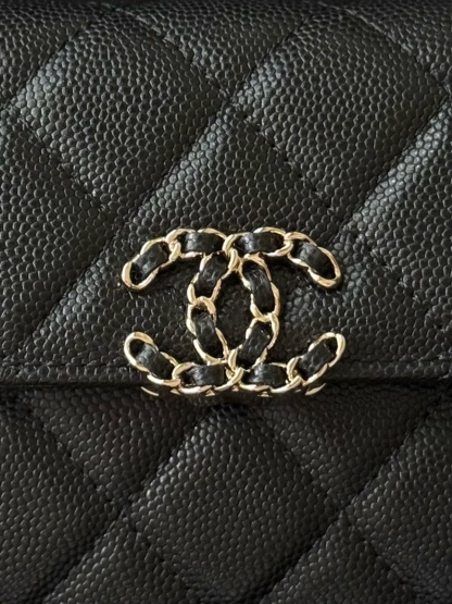 Chanel 25S 新款本季 最火的小球牛皮Kelly 手柄包
這顆絕對是黑馬
第一眼看到就深深愛上💕
顏值不必說 直接閉眼入不會錯
很好打理 也是百搭型
實現了單背斜挎腋下背手拎的效果📷
簡直就是福音〰️
很精緻 值得珍藏🔝

五金：全鋼18K淺金
皮料：獨家Haas小牛皮
尺寸：𝟏8*𝟏0*4.𝟓 𝚌𝚖
型號：AS3238