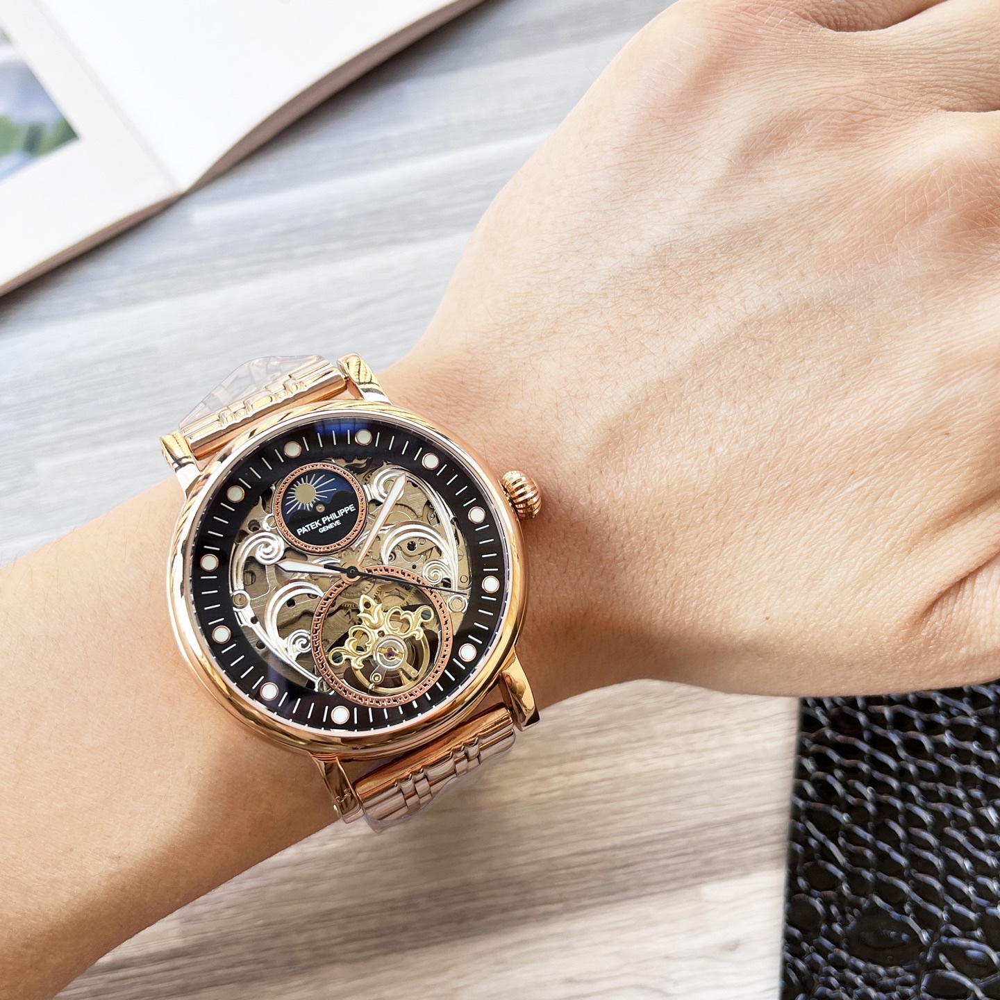 
複雜時計 奢華大氣🔥
經典新品 震撼上市🎈
【最新】：百達翡麗 大飛輪設計
【類型】：精品男士腕表
【錶帶】：真牛皮錶帶
【機芯】：高端全自動機械機芯
【鏡面】：礦物質強化玻璃（更高清）
品味高雅 浩瀚大氣 匠心獨運 腕間瑰寶
尺寸：直徑42mm厚12.5mm熱賣上市！歡迎轉載！