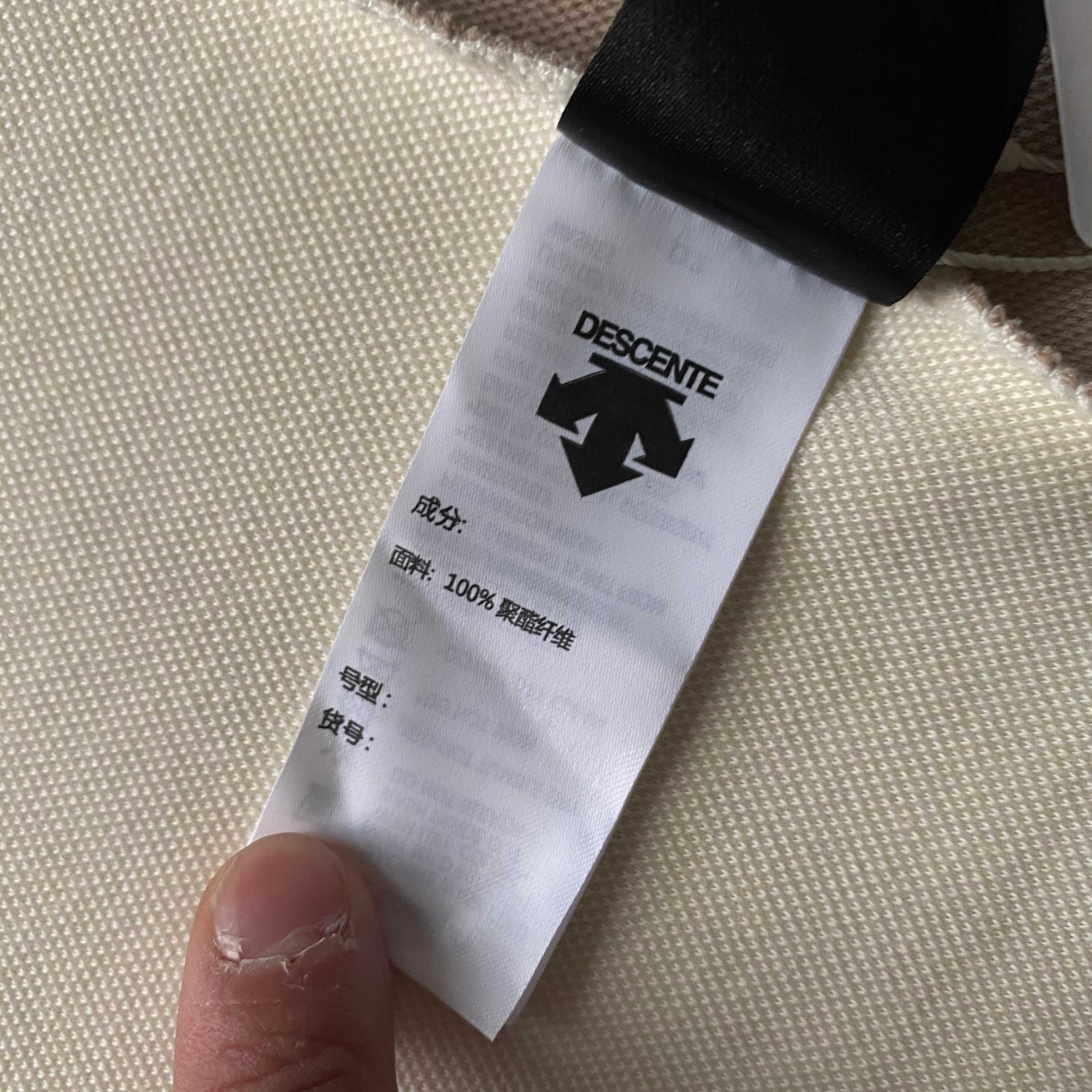 DST女款拼接連帽開衫春秋外套 新款女外套DESCENTE迪桑特空氣層面料輕盈柔軟舒適女士針織運動外套 採用空氣層面料製成的針織運動外套。色澤柔和溫暖，觸感輕柔順。腋下兩側拼色撞色搭配，時尚大氣版型舒適，搭配卡其拉鍊細節，更添女性化氣息。 面料:聚酯纖維84.1%氨綸15.9% 柔軟/彈性/舒適 常規合身款/運動休閒 柔舒軟適不失感質，青春時髦的氣質蔓延開來！初秋需要的時尚質感保暖！一件很很牛贊！很帥！顏高值單品！原原廠單！三標齊全品！質巨棒！
顏色：如圖
