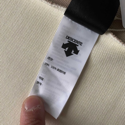 DST女款拼接連帽開衫春秋外套 新款女外套DESCENTE迪桑特空氣層面料輕盈柔軟舒適女士針織運動外套 採用空氣層面料製成的針織運動外套。色澤柔和溫暖，觸感輕柔順。腋下兩側拼色撞色搭配，時尚大氣版型舒適，搭配卡其拉鍊細節，更添女性化氣息。 面料:聚酯纖維84.1%氨綸15.9% 柔軟/彈性/舒適 常規合身款/運動休閒 柔舒軟適不失感質，青春時髦的氣質蔓延開來！初秋需要的時尚質感保暖！一件很很牛贊！很帥！顏高值單品！原原廠單！三標齊全品！質巨棒！
顏色：如圖
