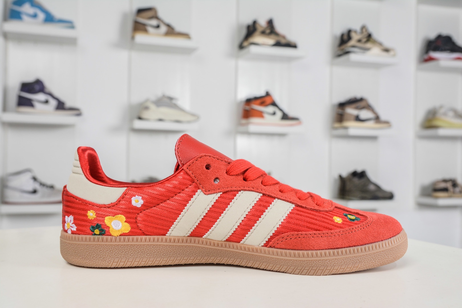 adidas originals SAMBA OG W 此款鞋延續了橡膠外底和經典款式的傳統。
貨號：IH9056
Size：35 36 36.5 37 38 38.5 39 40 40.5 41 42 42.5 43 44 44.5 45