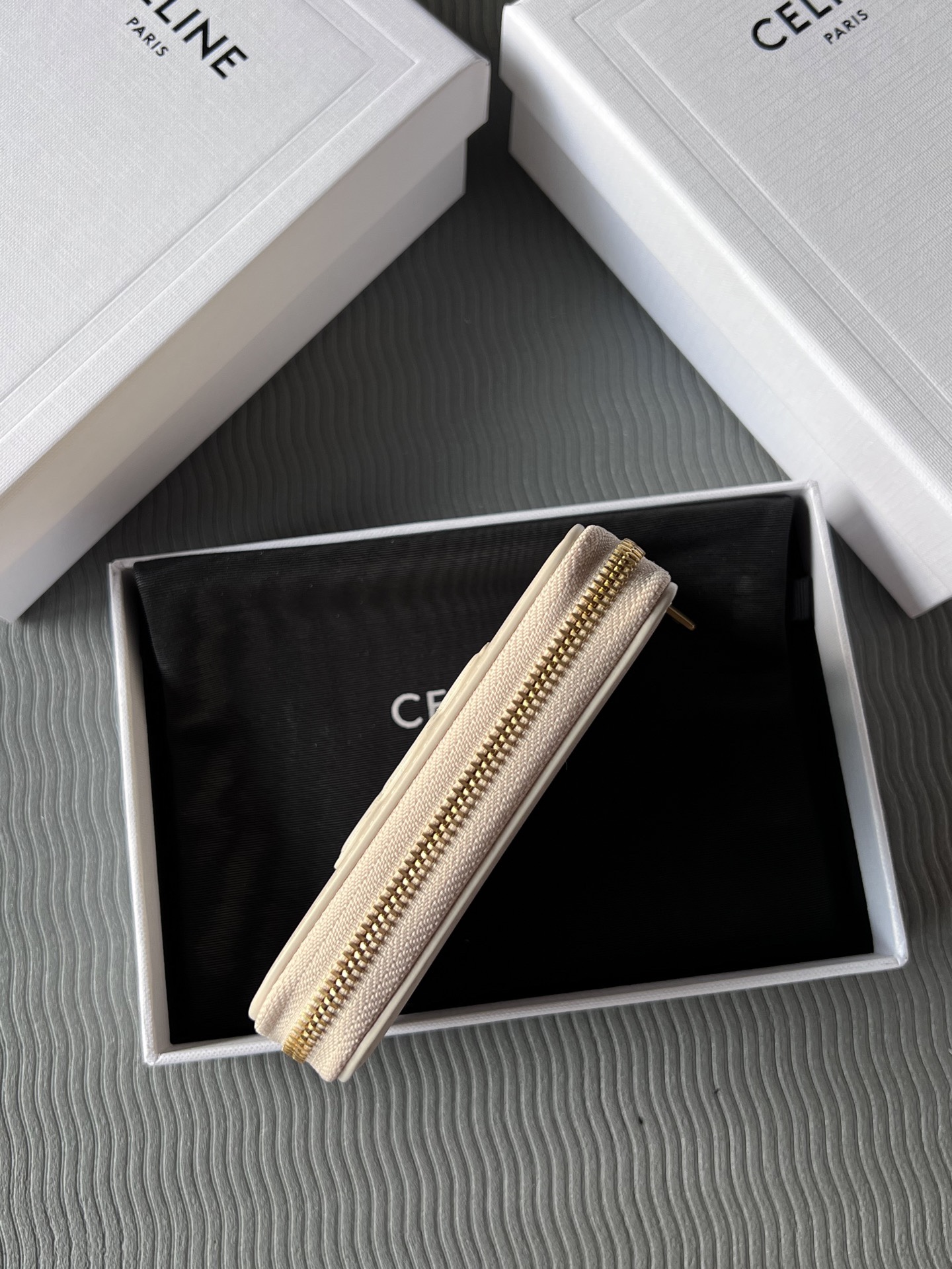 TRIOMPHE光滑牛皮革短款拉鍊錢包
產品信息
4 X 3 X 1英吋(11 X 8.5 X 2釐米)
牛皮革
襯里 : 牛皮革/織物
拉鍊開合
6個卡槽
2個角撐隔層
編號：10K533