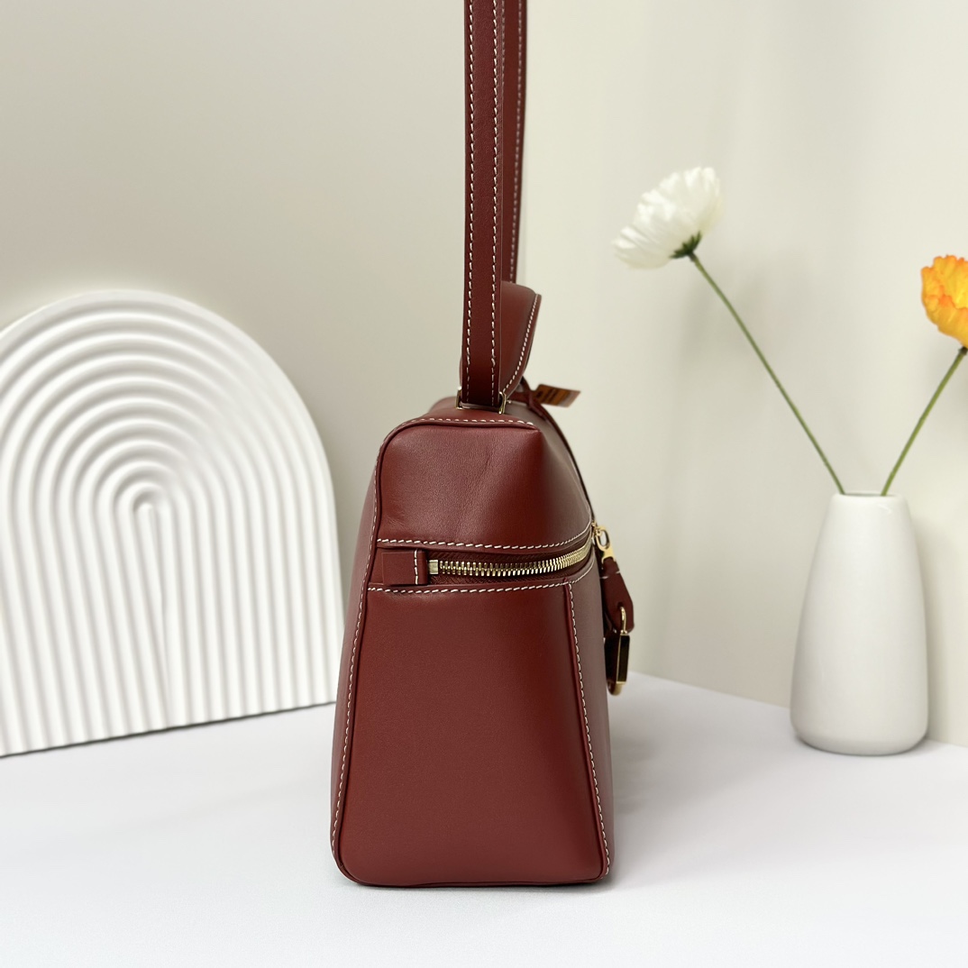 𝓸𝓻𝓸 𝓟𝓲𝓪𝓷𝓪 諾悠翩雅
𝑬𝒙𝒕𝒓𝒂 𝑩𝒂𝒈 𝑳𝟐𝟕 
寬開口加大容量斜挎包，包型設計更立體更有型，包身採用進口原廠小牛皮，手感柔軟而獨特，包包內部結構多了內袋。雙向加長拉鍊開合，配有My Charms金色金屬掛飾（LP特級純鋼五金配件）
size：27*16*10釐米
配全套專櫃禮盒包裝🎁