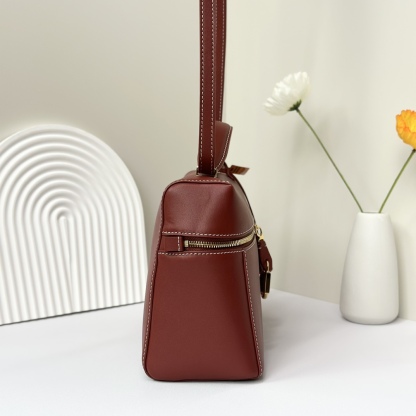 𝓸𝓻𝓸 𝓟𝓲𝓪𝓷𝓪 諾悠翩雅
𝑬𝒙𝒕𝒓𝒂 𝑩𝒂𝒈 𝑳𝟐𝟕 
寬開口加大容量斜挎包，包型設計更立體更有型，包身採用進口原廠小牛皮，手感柔軟而獨特，包包內部結構多了內袋。雙向加長拉鍊開合，配有My Charms金色金屬掛飾（LP特級純鋼五金配件）
size：27*16*10釐米
配全套專櫃禮盒包裝🎁