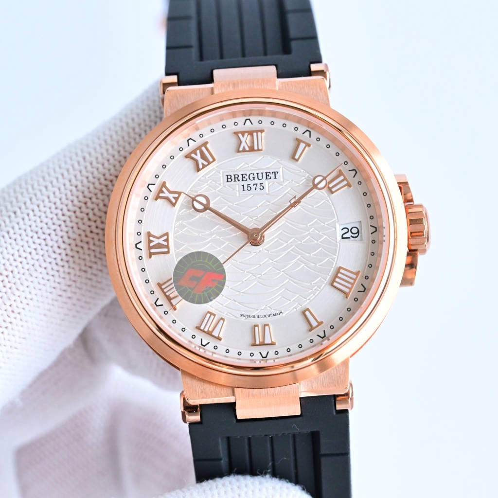 CF新品發佈會，寶璣-Breguet
航海MARINE航海系列5517款腕表，航海天文鐘的起源作品，“時計本是兵家利器”說的就是這款腕表，鐘錶界的巨作。工廠全面抄寫原裝數據，98%還原殼型字面，彰顯原裝優雅硬朗的氣質，原裝同款777A自動機械機芯，鐫刻獨立編號與寶璣先生簽名。直徑40毫米。正反均為藍寶石防刮玻璃，旋入式防水錶冠。實測防水深度100米。搭配飾有太陽放射紋錶盤，配裝進口天然橡膠錶帶，以零頭的價格給您帶來原裝超值體驗。
