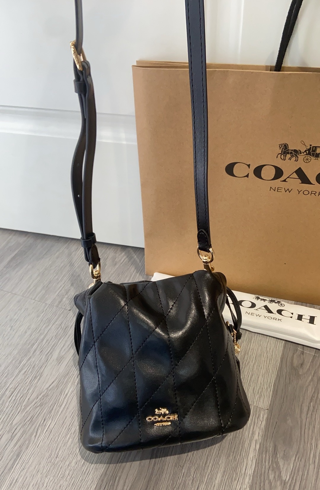 新品 CDB69迷你Faye雲朵包太精緻了 新款迷你Faye雲朵包太精緻太可愛了黑色小羊皮絎縫設計妥妥的風搭配這個冬天不失美麗 
尺寸16-17-13