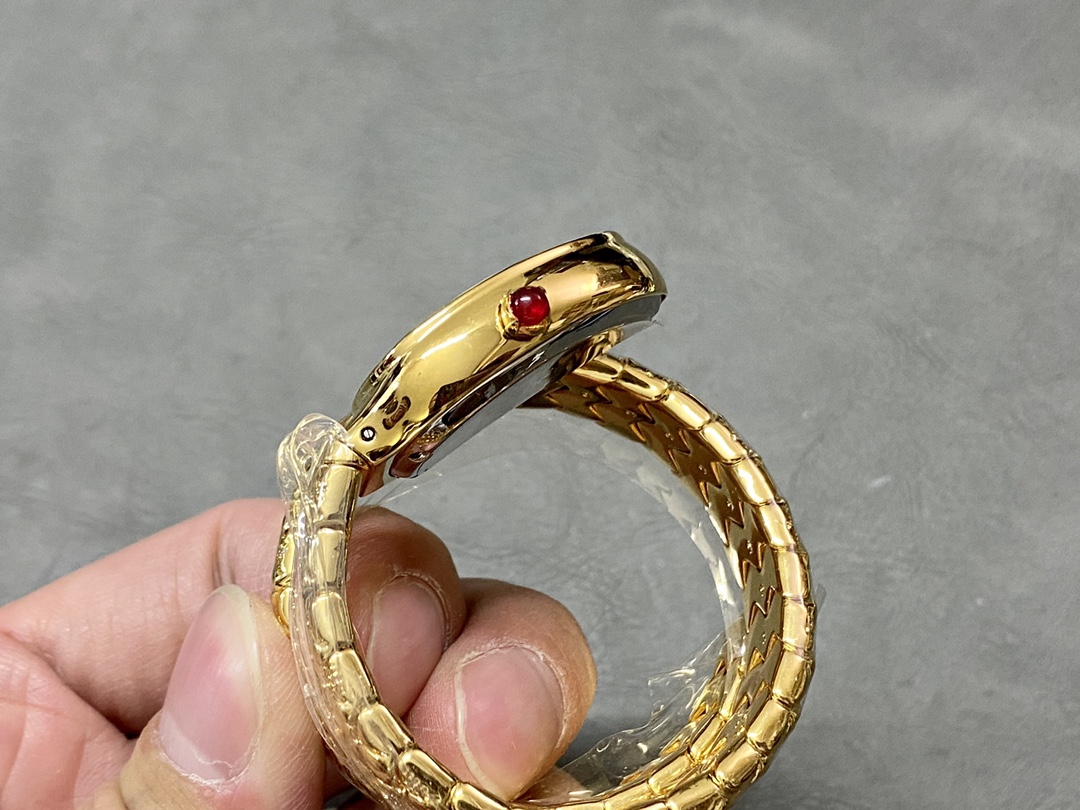 BVL工廠 品牌：Bvlgari寶格麗2022年新作稜形藝術
SERPENTIN SPIG系列腕表
錶盤：23*34mm          
機芯：瑞士石英
做工：32塊與眾不同尺寸的蛇身組成體，每一塊都是手工打磨拋光加工，電鍍0.05MM真金電鍍 如同包金一樣的產品[握手]