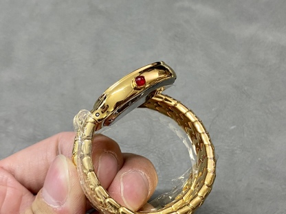 BVL工廠 品牌：Bvlgari寶格麗2022年新作稜形藝術
SERPENTIN SPIG系列腕表
錶盤：23*34mm          
機芯：瑞士石英
做工：32塊與眾不同尺寸的蛇身組成體，每一塊都是手工打磨拋光加工，電鍍0.05MM真金電鍍 如同包金一樣的產品[握手]