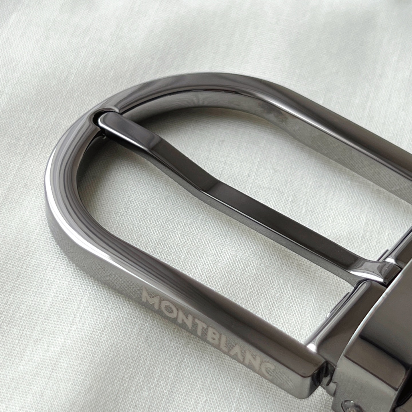 馬蹄形帶扣粒面皮帶（35毫米）
馬蹄形鍍鈀和鍍釕針式帶扣。可調節長度，3.5cm粒面咖色皮革皮帶。融合傳統元素與現代風格的精緻配件。錶帶描述 粒面咖色牛皮 皮革圖案 金屬圓環飾有萬寶龍六角 星品牌標識 搭扣裝置 易開啓裝置，可調節皮帶長度 搭扣形狀 馬蹄形 主要顏色咖色 | 黑色 搭扣類型 針扣式表扣