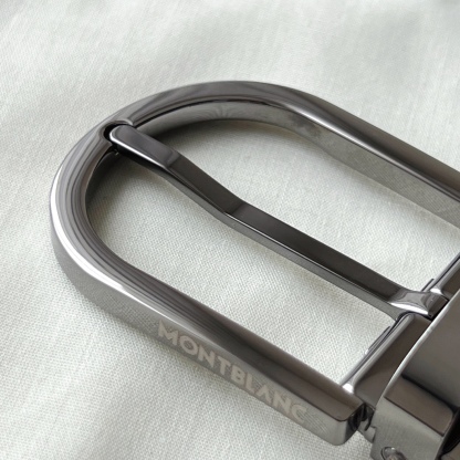 馬蹄形帶扣粒面皮帶（35毫米）
馬蹄形鍍鈀和鍍釕針式帶扣。可調節長度，3.5cm粒面咖色皮革皮帶。融合傳統元素與現代風格的精緻配件。錶帶描述 粒面咖色牛皮 皮革圖案 金屬圓環飾有萬寶龍六角 星品牌標識 搭扣裝置 易開啓裝置，可調節皮帶長度 搭扣形狀 馬蹄形 主要顏色咖色 | 黑色 搭扣類型 針扣式表扣