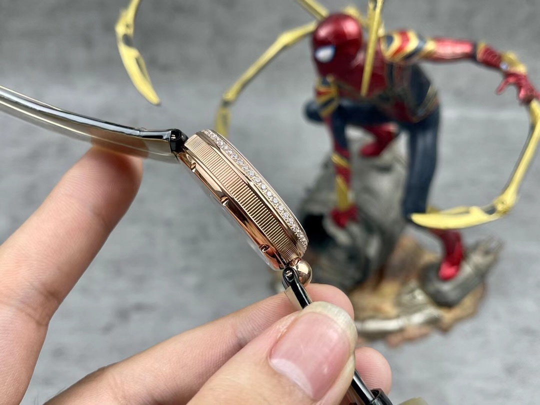 [玫瑰][玫瑰]最強 升級版 頂級 復刻女款 寶璣那不勒斯皇后系列，
【表殼】腕表尺寸分別為中號36.5x28.5毫米 
鵝卵形表殼高雅大氣，表殼外緣飾有錢幣紋。表圈和表殼周圍鑲嵌共117顆施華洛水晶（約0.99克拉）。表冠處鑲有一顆梨形晶石（約0.26克拉）
【精彩細節】
1.與原裝吻合，在表殼背部均打有貴金屬標識，效果清晰工整，彰顯腕表檔次。2.穹面玻璃，從側面看不僅有魚眼效果，還能折射鑽石帶來的璀璨光芒，更顯腕表高貴血統。
3.為了達到原裝K金質量的手感，調試了表殼內部結構的配重，做到重量與原版如出