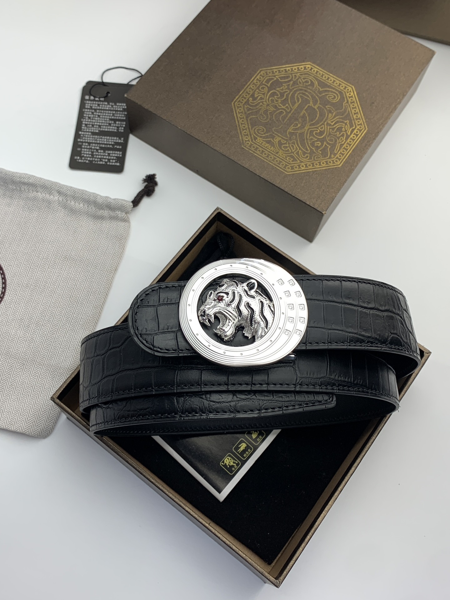 【史蒂芬】專櫃鰐魚紋黑色牛皮腰帶，元夾層系列，搭配新款不鏽鋼虎頭扣，寬度3.8cm，長度不可調節，尺碼（85-110）具有獨特吸引力！