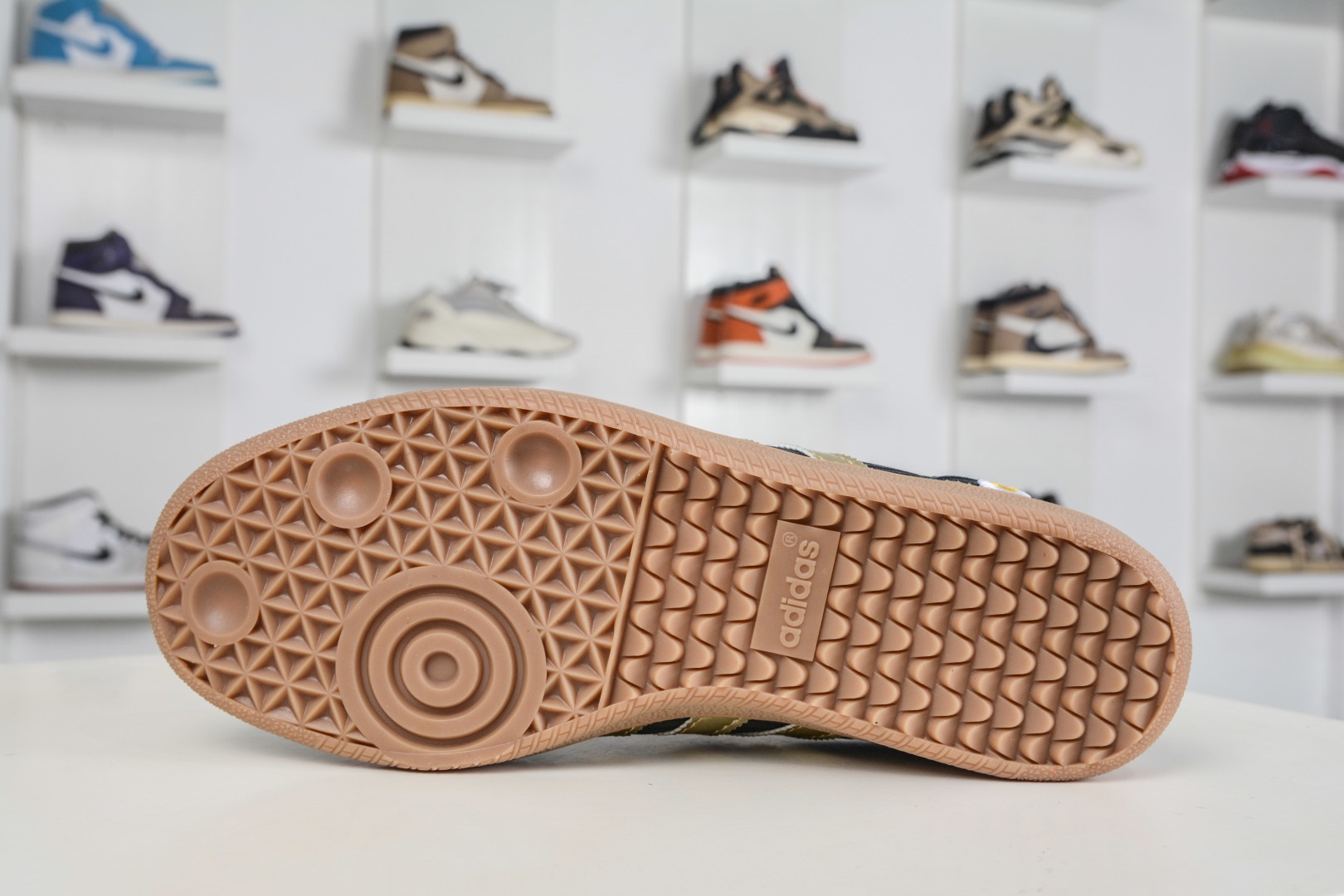 adidas originals SAMBA OG W 此款鞋延續了橡膠外底和經典款式的傳統。
貨號：IH1331
Size：35 36 36.5 37 38 38.5 39 40 40.5 41 42 42.5 43 44 44.5 45