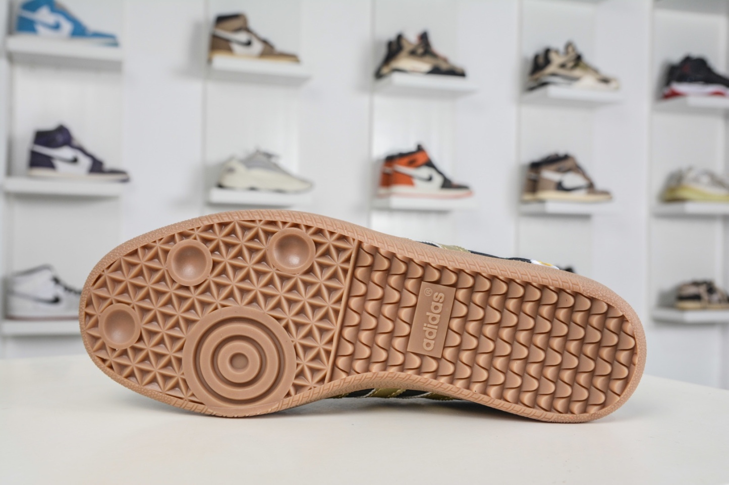 adidas originals SAMBA OG W 此款鞋延續了橡膠外底和經典款式的傳統。
貨號：IH1331
Size：35 36 36.5 37 38 38.5 39 40 40.5 41 42 42.5 43 44 44.5 45