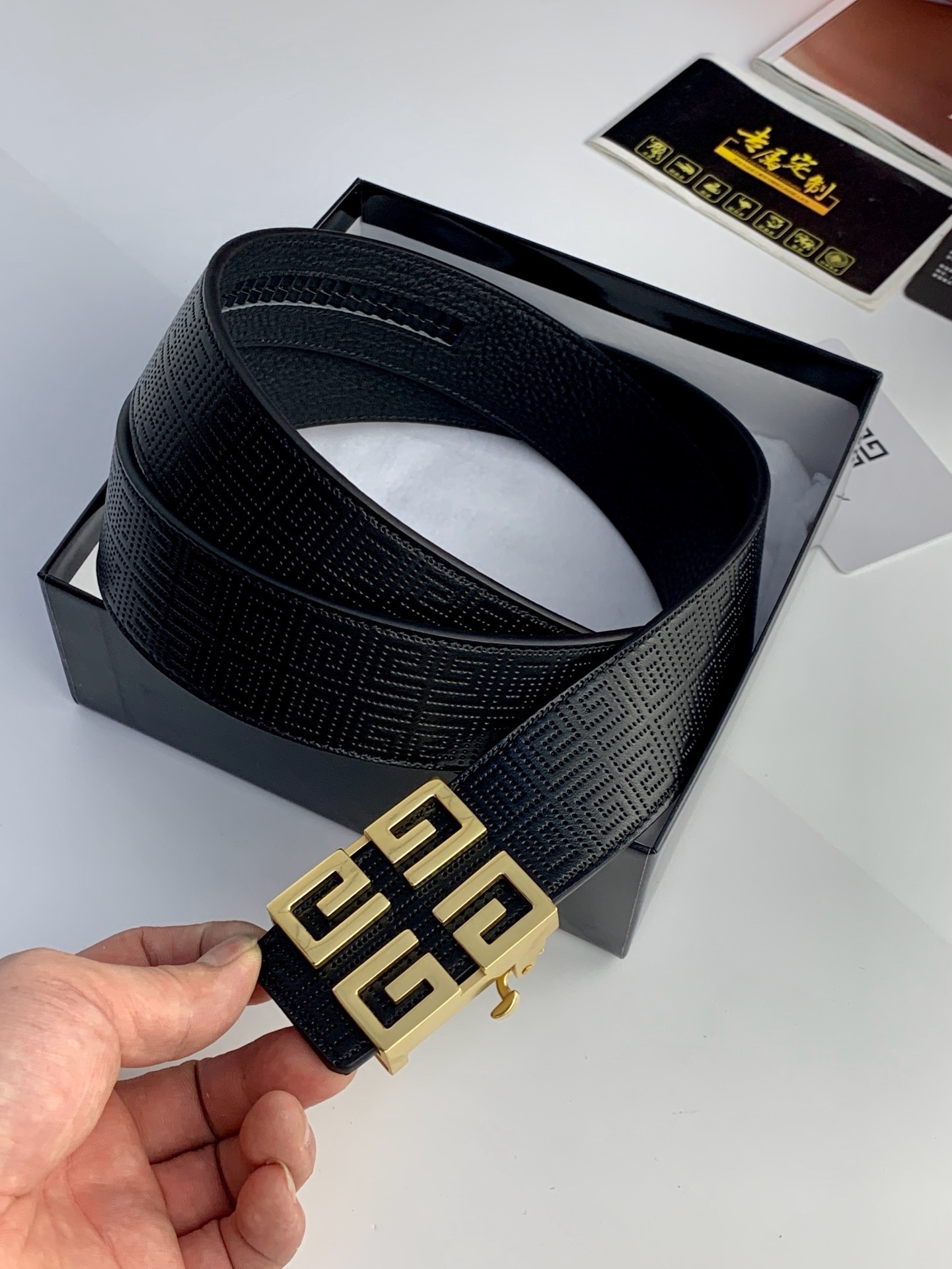 【紀梵希】新款男士 頭層小牛皮黑色壓花腰帶，內襯荔枝紋底，寬38毫米.搭配不鏽鋼經典4G自動扣.商務服裝造型的完美搭配。永恆經典！