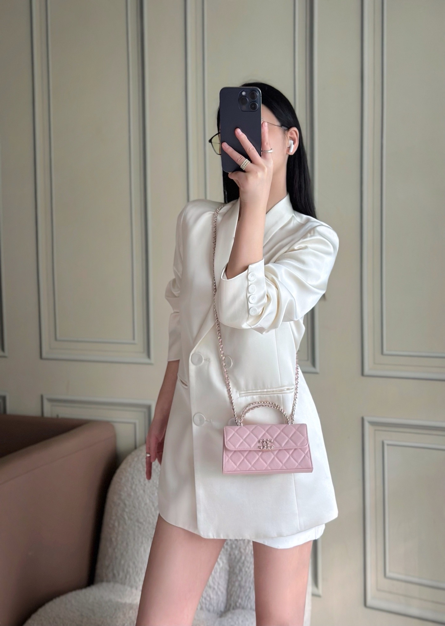 Chanel 25S 新款本季 最火的小球牛皮Kelly 手柄包
這顆絕對是黑馬
第一眼看到就深深愛上💕
顏值不必說 直接閉眼入不會錯
很好打理 也是百搭型
實現了單背斜挎腋下背手拎的效果📷
簡直就是福音〰️
很精緻 值得珍藏🔝

五金：全鋼18K淺金
皮料：獨家Haas小牛皮
尺寸：𝟏8*𝟏0*4.𝟓 𝚌𝚖
型號：AS3238