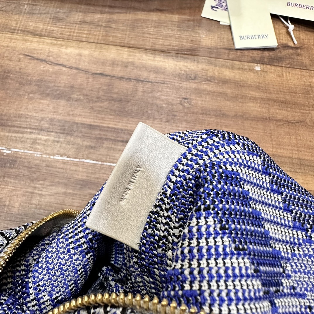 迷你鏈條版Peg手拿包全新mini
新增可拆卸金屬鏈條 實用性更強
尺寸16×10× 26cm.