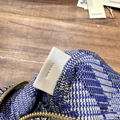 迷你鏈條版Peg手拿包全新mini
新增可拆卸金屬鏈條 實用性更強
尺寸16×10× 26cm.