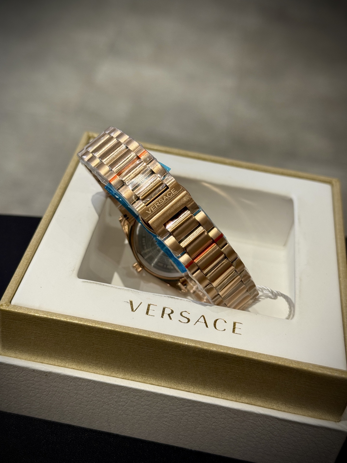 Versace範思哲石英手錶，VERSACE MILLENYIUM  LADY系列，採用希臘回紋元素錶盤，12時位飾有美杜莎頭像展現範思哲經典圖案魅力，錶鏈印刻希臘回紋搭配雙按蝴蝶扣設計，兼具時尚與舒適，錶盤男款40mm 女款32mm 30米生活防水，進口石英機芯

立即搶購👉