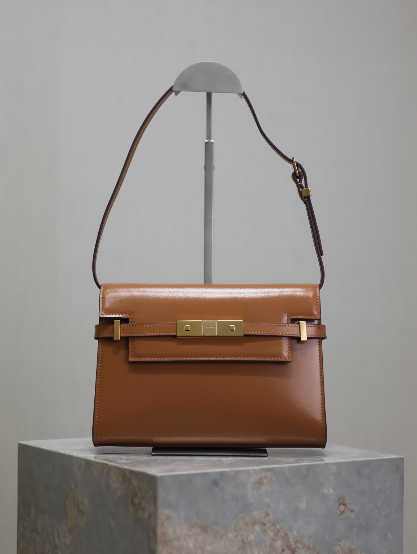 Manhattan_24cm
專櫃同步新款Manhattan法棍包小號24cm全新到貨！最新包型翻蓋曼哈頓法棍包，一改以往經典的logo，取而代之低調簡約的設計風格，它有點像H家的凱莉，很有復古的味道！商務➕休閒兩者結合，總結起來就是百搭！可以手拿，可以單肩或斜挎，一包多用，滿足了商務型女士，又滿足了小女生的休閒！精心挑選的原廠皮、完美的走線、精緻的五金讓整個包包都散髮出高級的味道！
型號：675626
尺寸：24x17.5x6cm