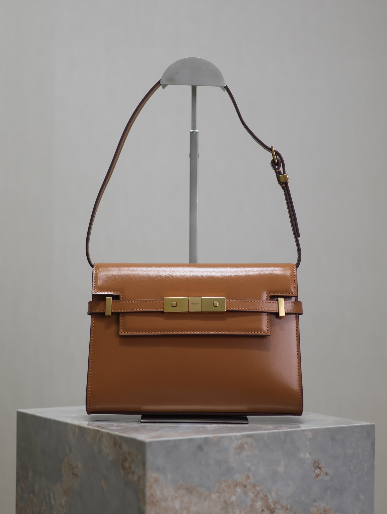 Manhattan_24cm
專櫃同步新款Manhattan法棍包小號24cm全新到貨！最新包型翻蓋曼哈頓法棍包，一改以往經典的logo，取而代之低調簡約的設計風格，它有點像H家的凱莉，很有復古的味道！商務➕休閒兩者結合，總結起來就是百搭！可以手拿，可以單肩或斜挎，一包多用，滿足了商務型女士，又滿足了小女生的休閒！精心挑選的原廠皮、完美的走線、精緻的五金讓整個包包都散髮出高級的味道！
型號：675626
尺寸：24x17.5x6cm