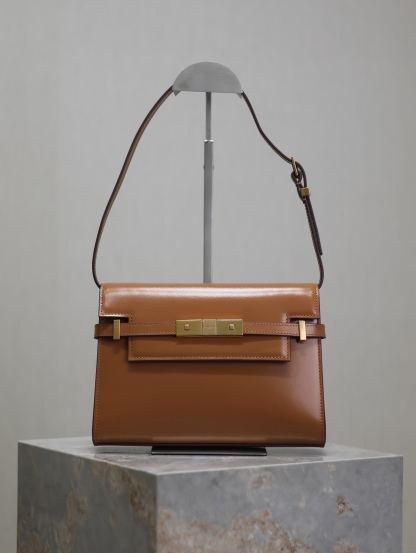 Manhattan_24cm
專櫃同步新款Manhattan法棍包小號24cm全新到貨！最新包型翻蓋曼哈頓法棍包，一改以往經典的logo，取而代之低調簡約的設計風格，它有點像H家的凱莉，很有復古的味道！商務➕休閒兩者結合，總結起來就是百搭！可以手拿，可以單肩或斜挎，一包多用，滿足了商務型女士，又滿足了小女生的休閒！精心挑選的原廠皮、完美的走線、精緻的五金讓整個包包都散髮出高級的味道！
型號：675626
尺寸：24x17.5x6cm