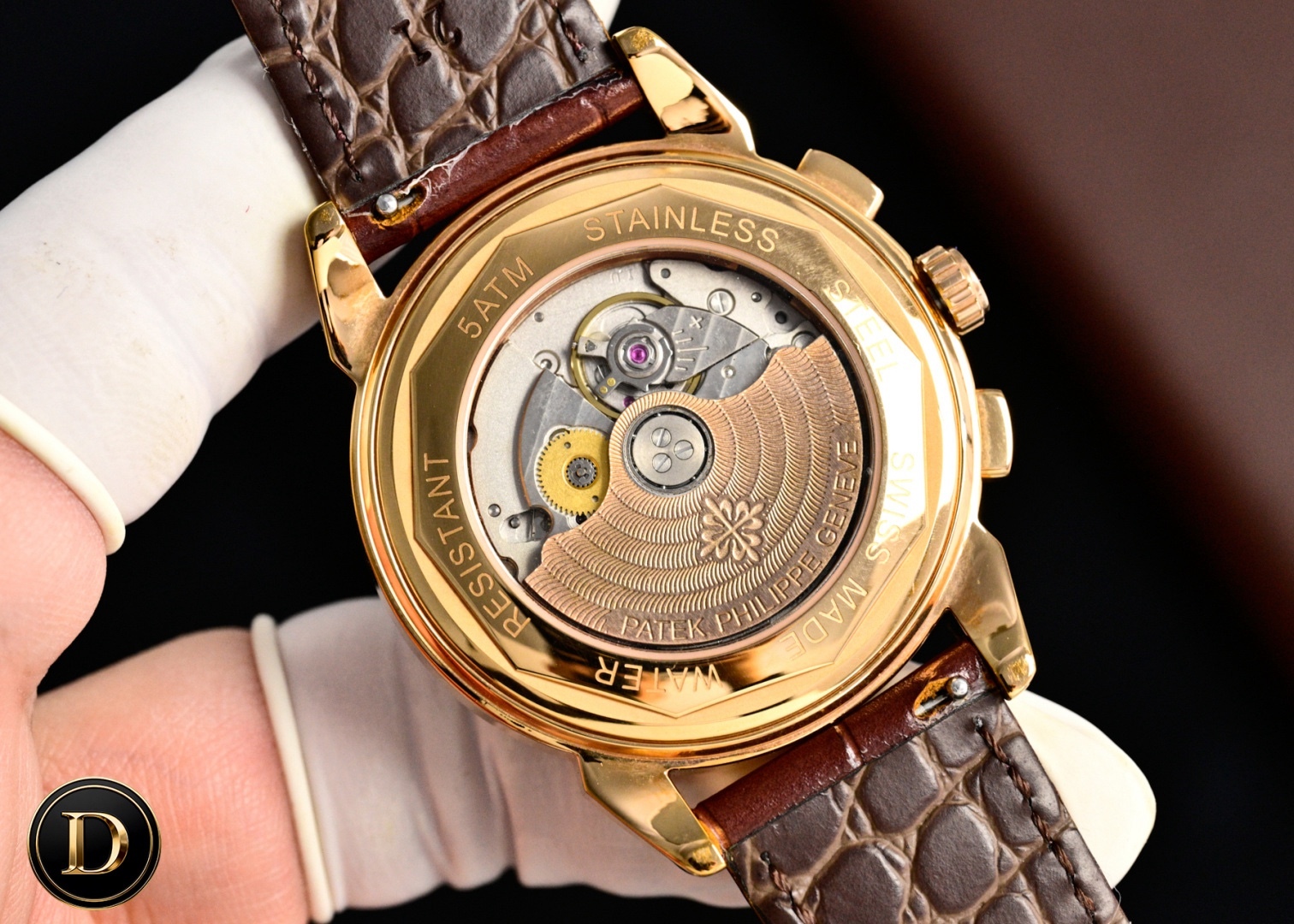 百達翡麗Patek Philippe驚艷登場，42毫米的表徑適配大眾男性手寸，非常商務可亦‬休閒。整表表殼手工雕刻花紋，視覺衝擊力強，令人過目不忘，實物質感更加優美。     
1⃣️搭配進口9100多功能機芯【非市場普通國產機芯】（零返修）功能（24小時,星期/星辰/月份）此腕表擁有38-48小時動力儲備.
2⃣️進口316L精鋼，採用18k品質爐內真空電鍍！
3⃣️搭配獨家定制方形鱗紋牛皮錶帶
4⃣️耐磨防刮藍寶石玻璃鏡面！
5⃣️30米生活防水等級.
百達翡麗（Patek Philippe） 簡約